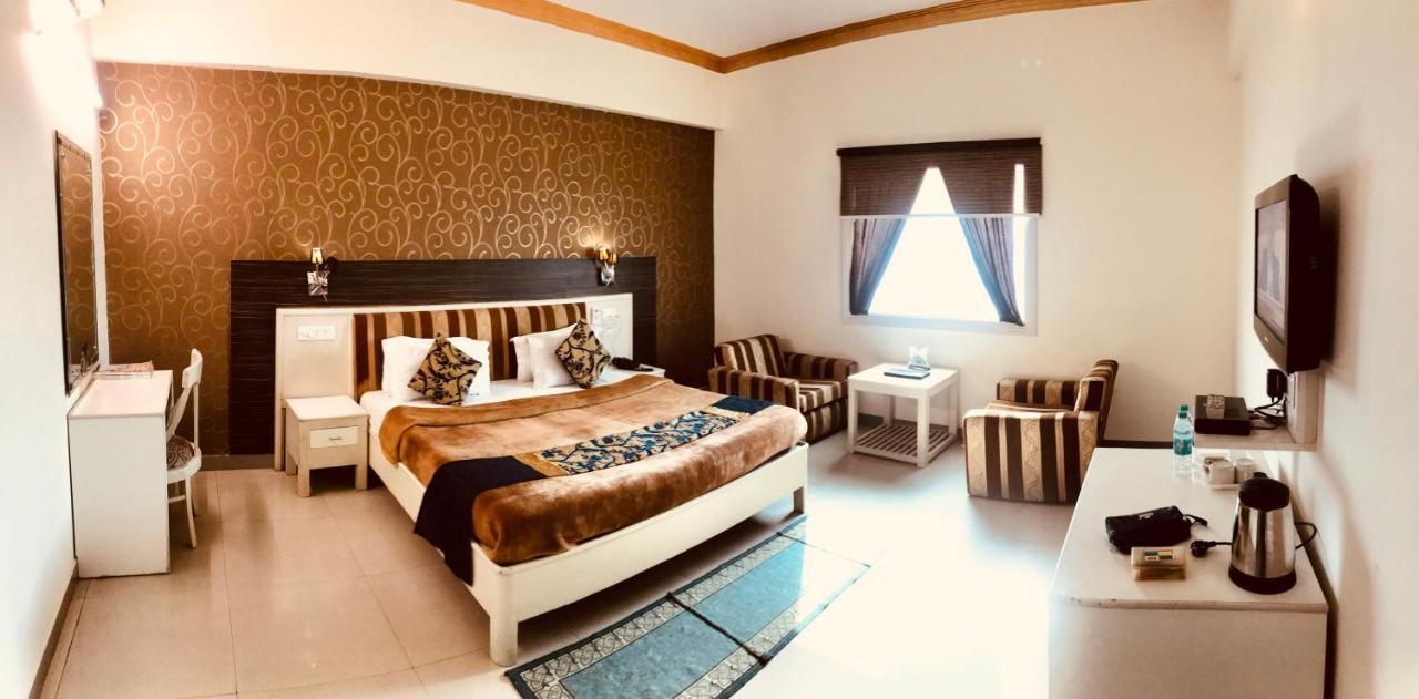 Hotel Chevron Klassik Ludhiana Buitenkant foto